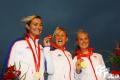 图文-[奥运]帆船女子英凌级决赛 英国姑娘展示金牌
