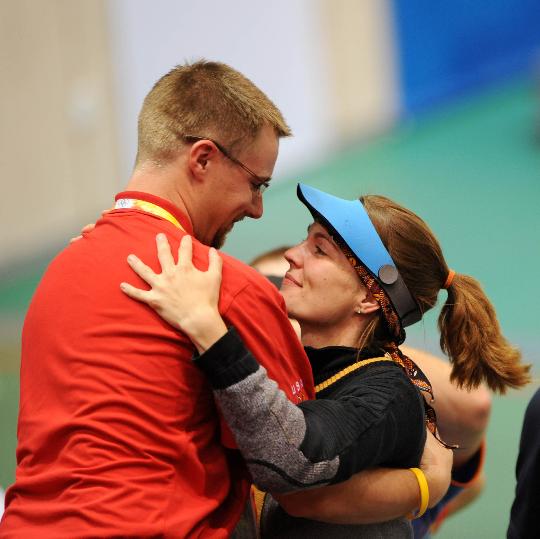 图文-埃蒙斯夺得北京奥运首金 埃蒙斯与丈夫拥抱