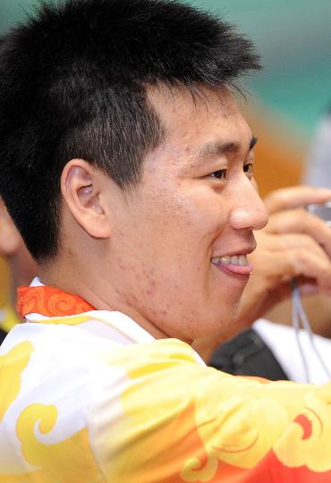 图文-庞伟获男子10米气手枪金牌 夺金后一脸轻松