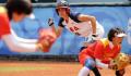 图文-奥运女子垒球中国负美国 杜兰比赛中准备上垒