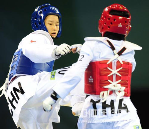图文-跆拳道女子49公斤级决赛 与对手周旋
