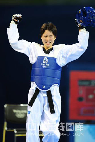 图文-跆拳道女子49公斤级决赛 高举胜利的拳头