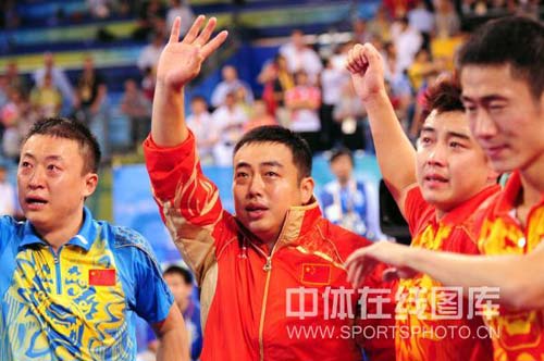 图文-中国乒乓球队夺得男子团体金牌 冠军组合招手