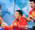 图文-中国乒乓球队夺得男子团体金牌 教练在加油