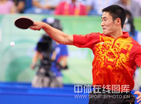 图文-乒乓球男单王励勤获铜牌 王励勤猛拉弧圈