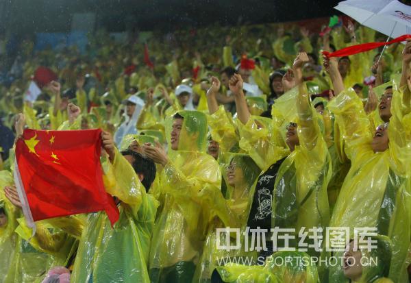 图文-女子沙滩排球中国胜希腊 观众冒雨热情观战