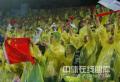 图文-女子沙滩排球中国胜希腊 观众冒雨热情观战