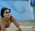 图文-女子沙滩排球中国胜希腊 队员前扑救球