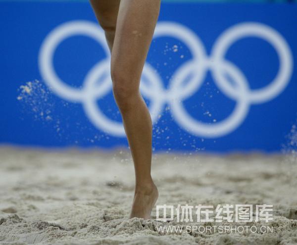 图文-女子沙滩排球中国胜希腊 战斗激起层层沙土