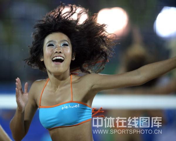 图文-女子沙滩排球中国胜希腊 蓝色胸衣激情飞扬