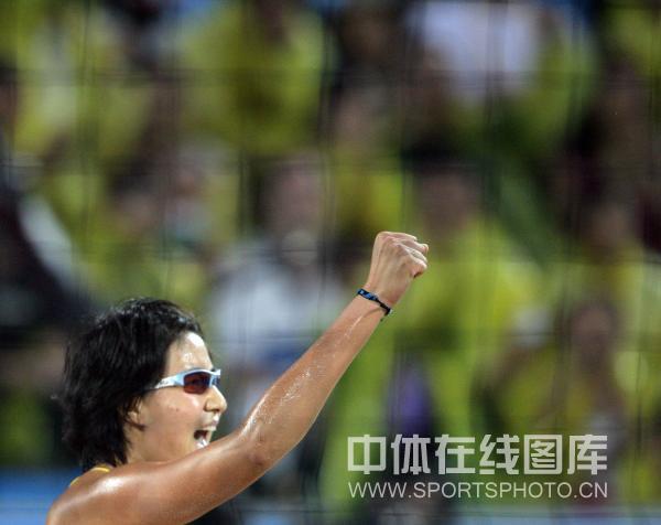 图文-女子沙滩排球中国胜希腊 中国队激情挥手
