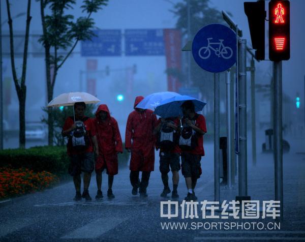 图文-女子沙滩排球中国胜希腊 大雨突袭北京