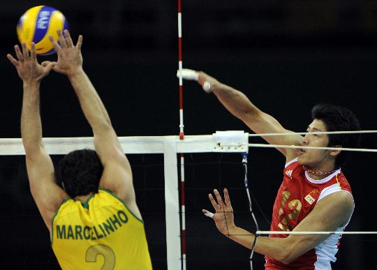 图文-男排1/4决赛中国0-3巴西 沈琼在比赛中扣球