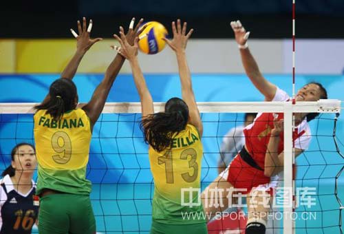 图文-奥运女排半决赛中国VS巴西 进攻再次受挫