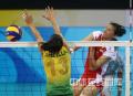 图文-奥运女排半决赛中国VS巴西 对手积极拦网