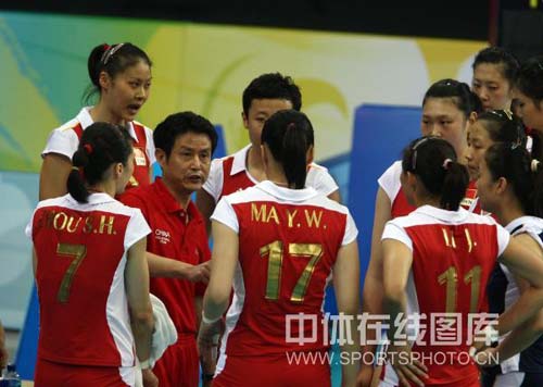 图文-奥运女排半决赛中国VS巴西 陈教练讲战术
