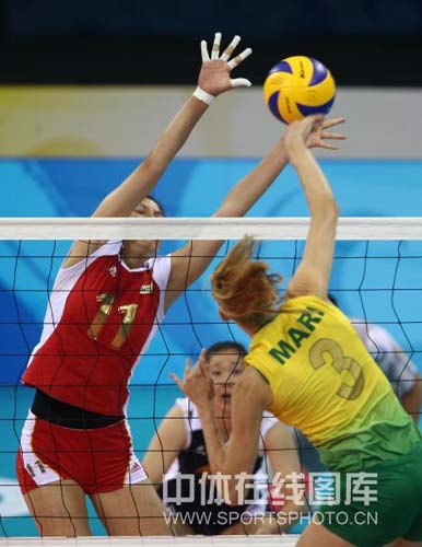 图文-奥运女排半决赛中国VS巴西 再次拦网
