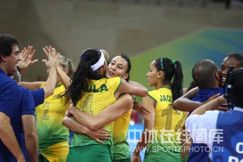 图文-奥运女排半决赛中国负巴西 队友的鼓励