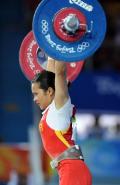 图文-女举48公斤级陈燮霞夺中国首金 面有难色