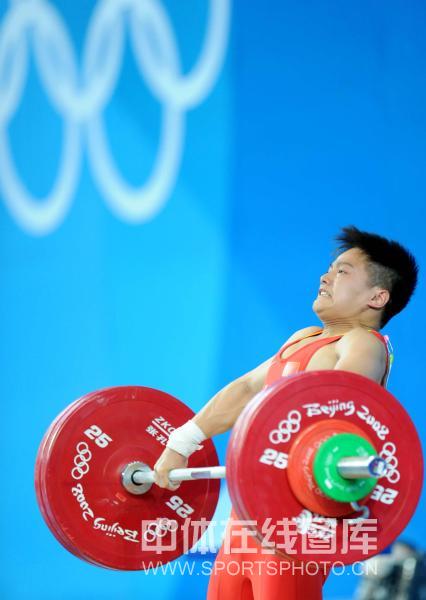 图文-男举56公斤级龙清泉夺冠 龙清泉用尽全力