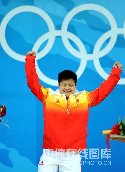 图文-龙清泉获男举56公斤级冠军 领奖台上开心笑容