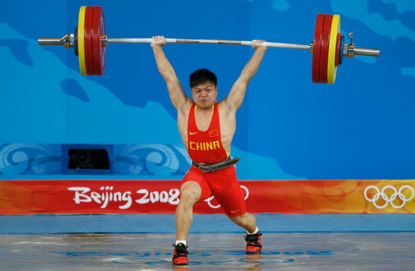 图文-男子举重56公斤级比赛 龙清泉举起杠铃 