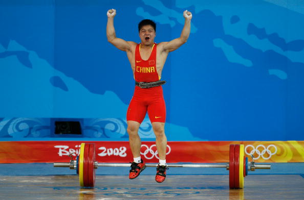 图文-男子举重56公斤级比赛 龙清泉欢呼雀跃