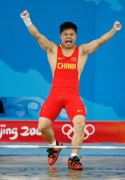 图文-男子举重56公斤级比赛 龙清泉夺冠鬼脸