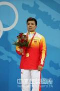 图文-男子举重62公斤张湘祥夺得金牌 金牌已在手