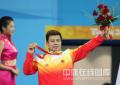 图文-男子举重62公斤张湘祥夺得金牌 鲜花和美女