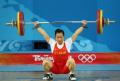 图文-女子举重58公斤级比赛 陈艳青举起杠铃