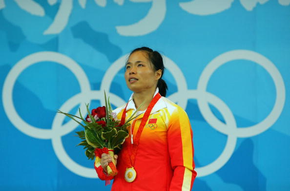 图文-女子举重58公斤级比赛 国旗为陈艳青而升起
