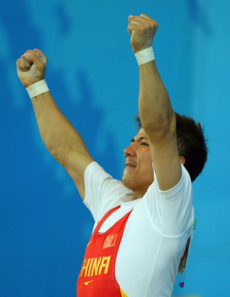 图文-男子举重62公斤级比赛 张湘祥庆祝夺金 