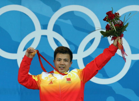 图文-男子举重62公斤级比赛 张湘祥展示金牌