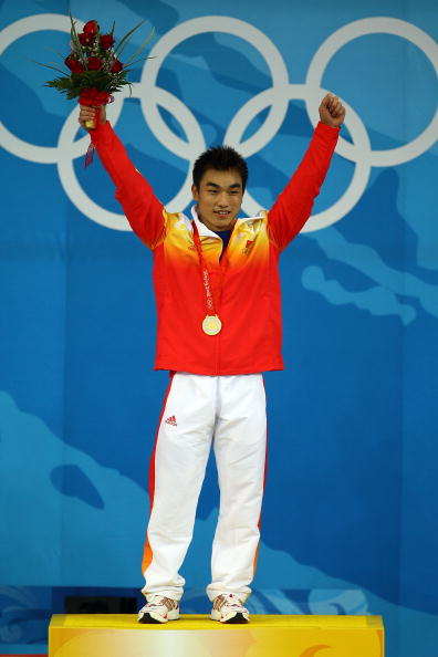 图文-举重男子69公斤级比赛 廖辉登上领奖台 