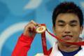 图文-举重男子69公斤级比赛 廖辉展示奥运金牌