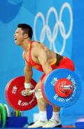 图文-男子举重77公斤级决赛 李宏利发力一刻