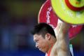 图文-奥运男子举重77公斤级决赛 关键的一举