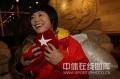 图文-举重冠军刘春红做客冠军面对面 留下纪念品