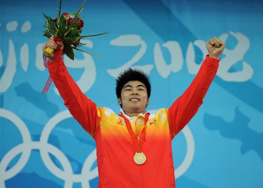 图文-中国选手陆永举重摘金 领奖台上张臂庆祝