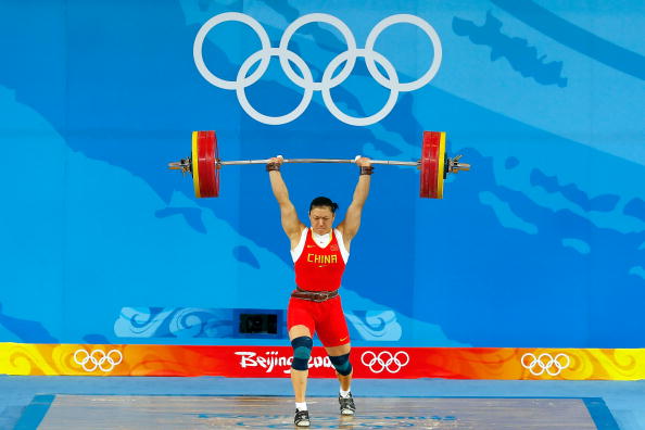图文-女子举重75公斤级决赛 曹磊轻松举起杠铃 