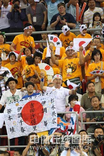 图文-女子自由式摔跤55KG许莉摘银 热情的日本观众