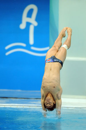 China's He Chong wins men's 3m springboard diving gold medal