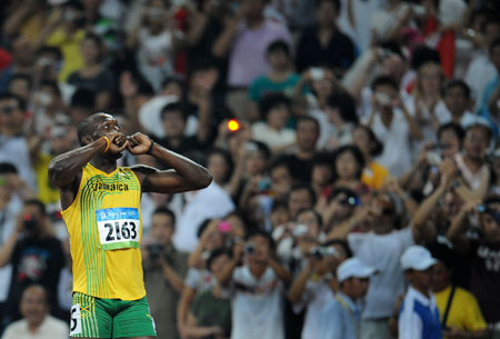 Bolt breaks 200m world record