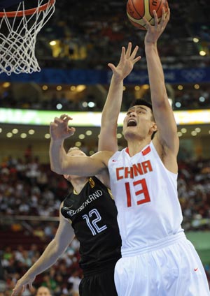 Photo: Yao leads China 59-55 against Germary