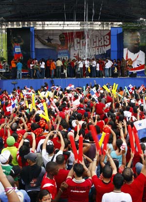 Photo: Panamanians celebrate gold medalist's return