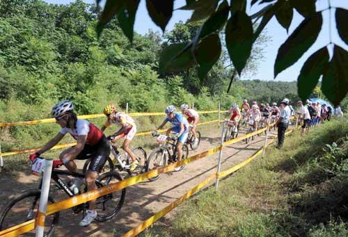 Photo: Spitz claims gold in Women's Mountain Bike Race