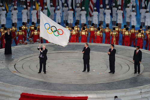 Photo: London mayor holds the Olympic flag
