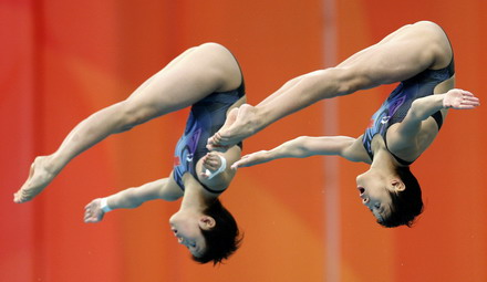 'Little girl' Chen dives for gold
