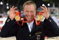 图文-[奥运]马术三项赛团体决赛 罗迈克展示金牌